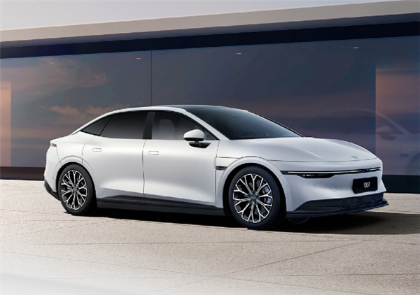 車主高速上逆光未看清改道擋牌 極氪007自動變道成功救車