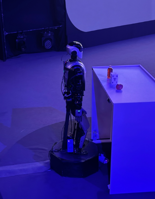 外形炫酷！人形機器人現(xiàn)身華為開發(fā)者大會