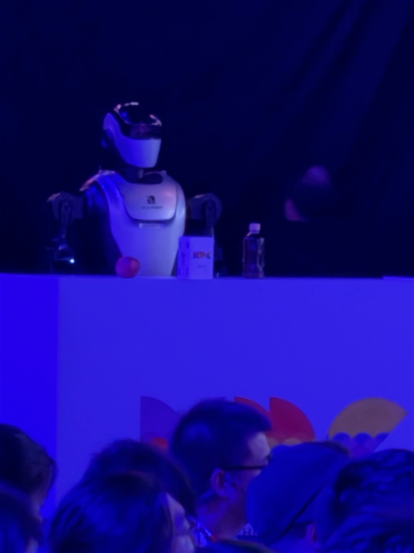 外形炫酷！人形機器人現(xiàn)身華為開發(fā)者大會