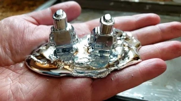 科學(xué)家造出固液相變機(jī)器人！能像《終結(jié)者》中一樣穿過(guò)牢籠