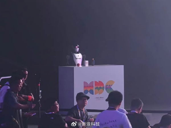 外形炫酷！人形機器人現(xiàn)身華為開發(fā)者大會