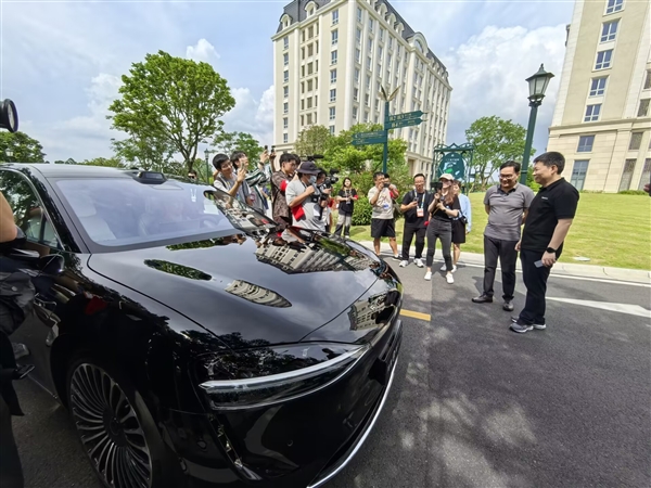 余承東邀請(qǐng)微博CEO試乘享界S9：空間很大 零重力座椅、投影都有