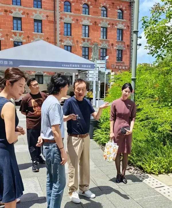 任正非新露面！80歲精神矍鑠