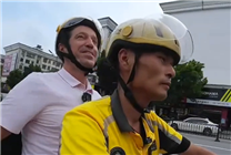 凱迪拉克總裁飛中國(guó)體驗(yàn)送外賣：助力小哥早日買傲歌