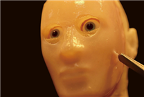 日本機(jī)器人有了“媽生臉”：活生生的會(huì)笑 但真的好詭異