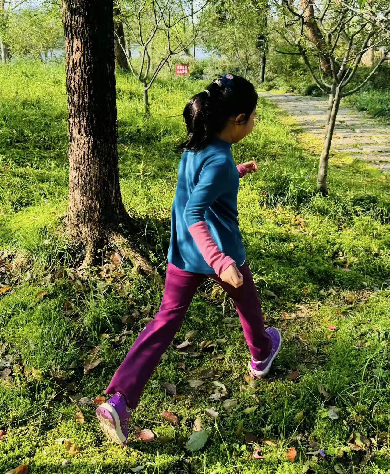 朱丹周一圍帶女兒參加小學(xué)入學(xué)測試 32