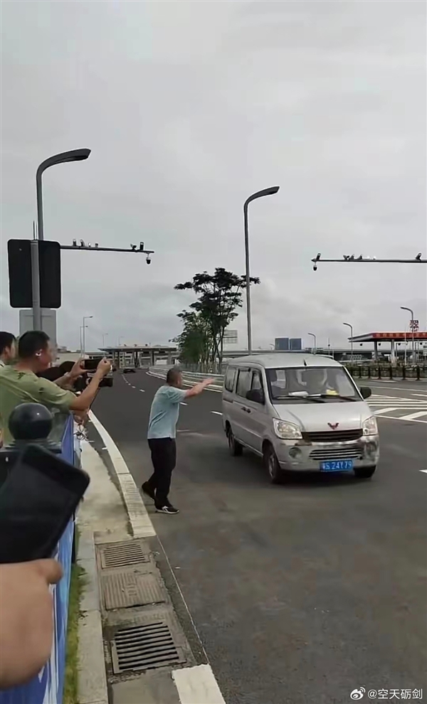 不是仰望U8 深中通道通車后到達首車出現(xiàn)：一臺五菱宏光