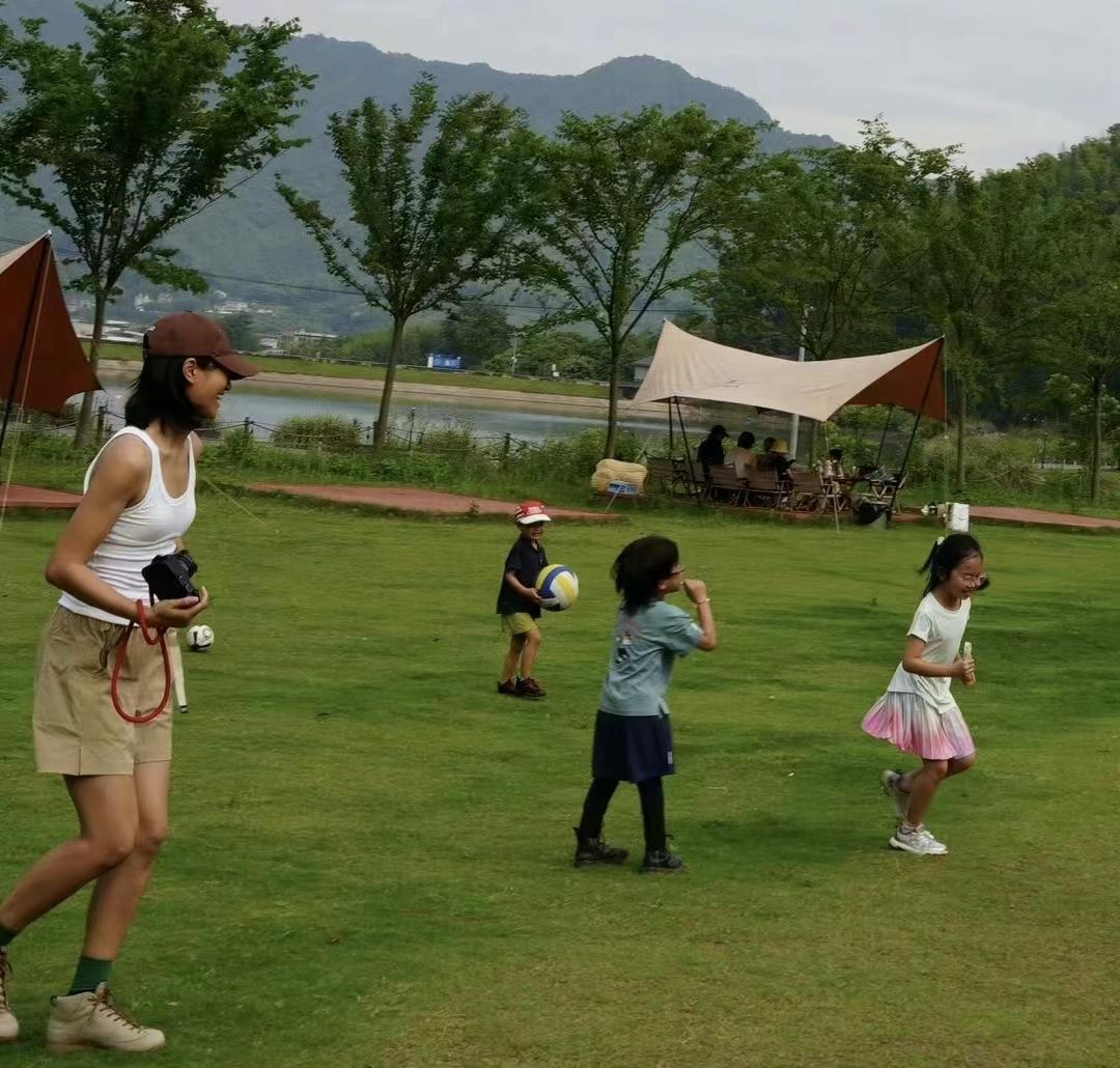 朱丹周一圍帶女兒參加小學(xué)入學(xué)測試 34