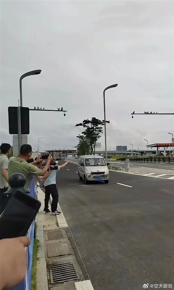 不是仰望U8 深中通道通車后到達首車出現(xiàn)：一臺五菱宏光