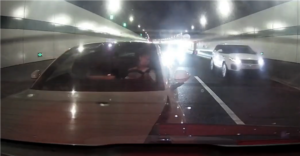 小米SU7隧道內(nèi)追尾問界M5：SUV的優(yōu)勢一眼可見