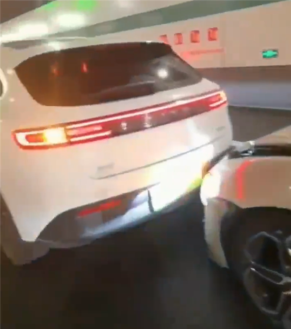 小米SU7隧道內(nèi)追尾問界M5：SUV的優(yōu)勢一眼可見