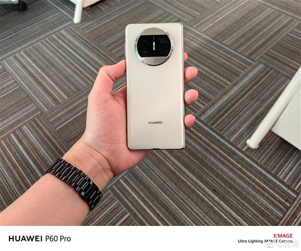 快Q4登場(chǎng)！曝華為將首發(fā)量產(chǎn)三折疊屏：定價(jià)很貴