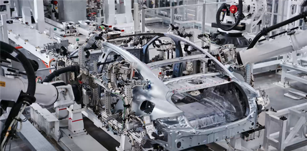 C級(jí)純電動(dòng)轎車(chē)冠軍！小米SU7獲2024中國(guó)汽車(chē)低碳領(lǐng)跑者車(chē)型