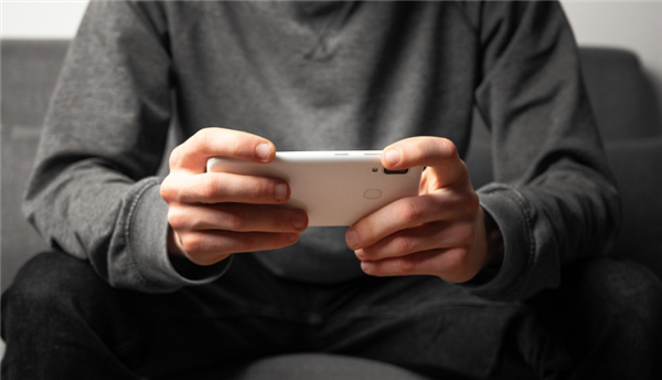 手機(jī)發(fā)燙放入冰箱降溫被凍冒煙 專家：不可取 內(nèi)部元件易損害