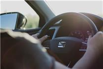 司機(jī)等紅燈玩手機(jī)被罰200元扣3分 網(wǎng)友吵翻：官方回應(yīng)了