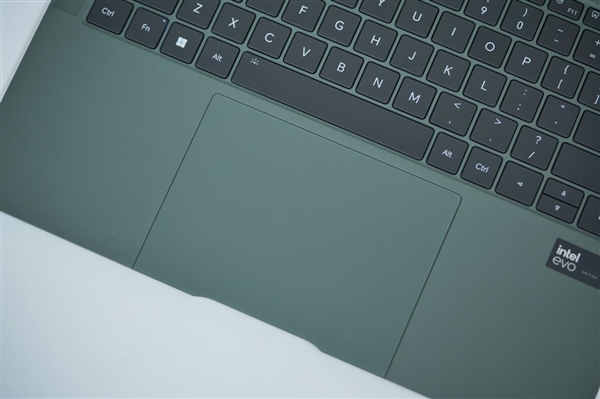 全球首發(fā)磁吸攝像頭！榮耀MagicBook Art 14圖賞