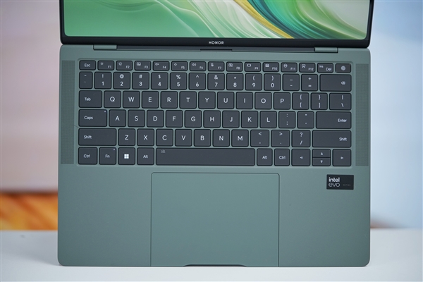 全球首發(fā)磁吸攝像頭！榮耀MagicBook Art 14圖賞