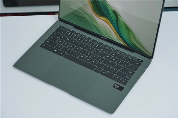 全球首發(fā)磁吸攝像頭！榮耀MagicBook Art 14圖賞