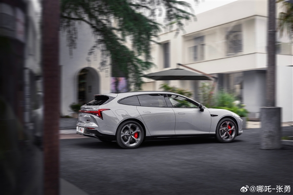 哪吒S獵裝車官圖公布：顏值、操控、空間要啥有啥