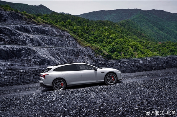 哪吒S獵裝車官圖公布：顏值、操控、空間要啥有啥