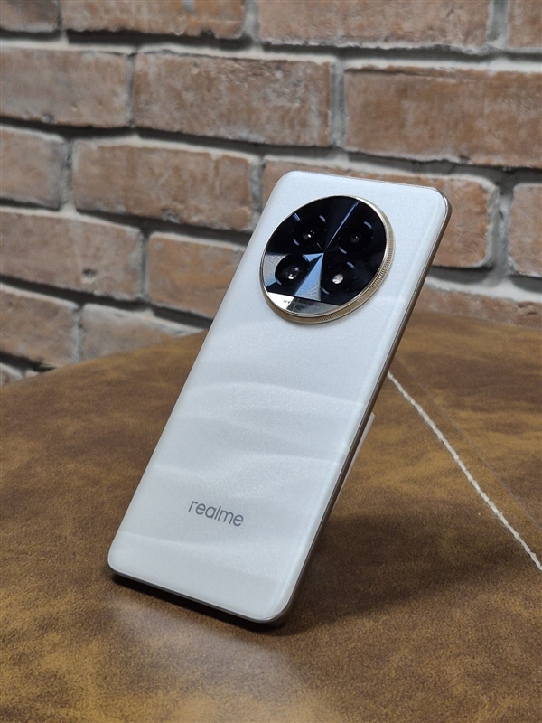 千元長焦之王降臨！真我13 Pro系列蓄勢待發(fā)：工業(yè)設(shè)計(jì)塵埃落定