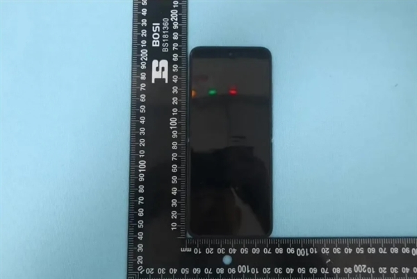 雷軍年度演講海報(bào)泄露新機(jī)：手持小米首款小折疊MIX Flip