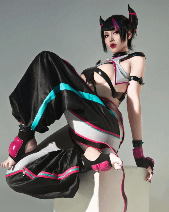 美女COS《街霸6》韓蛛俐：瘋P美人來到現(xiàn)實