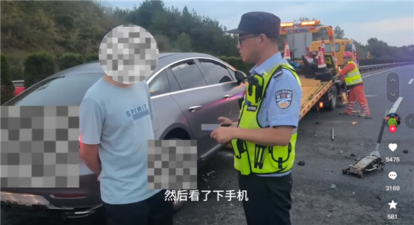 司機(jī)使用輔助駕駛時(shí)看手機(jī)釀事故 不減速撞上前車(chē)：網(wǎng)友喊話為何不開(kāi)華為