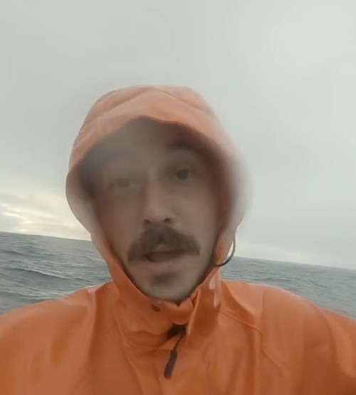 網(wǎng)紅辭職下海結(jié)果被困海中 這老哥要體驗(yàn)現(xiàn)實(shí)版海賊王