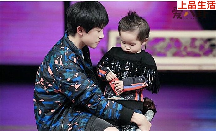 千璽與弟弟楠楠同框