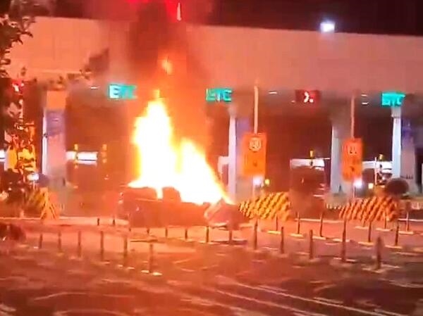 一輛寶馬電車撞高速出口安全島后起火：有人員遺憾未被救出