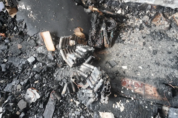 電動自行車鋰電池帶回家充電爆炸 夫妻凌晨遇險 滅火器根本沒用