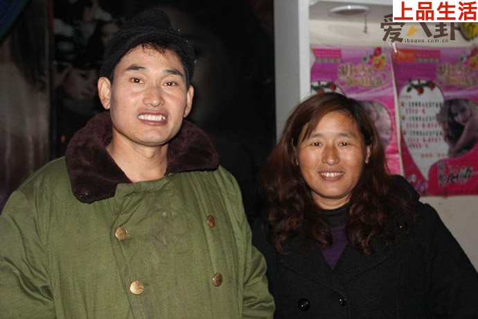 大衣哥與妻子合影