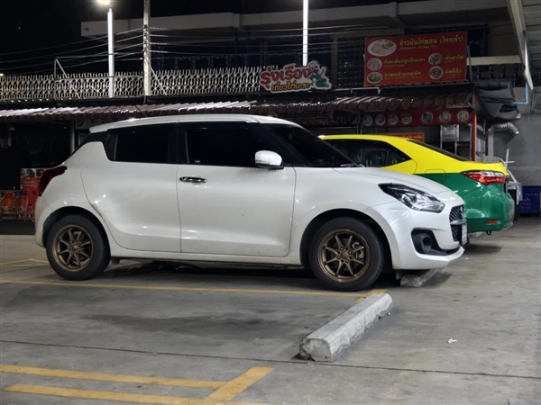 在排氣炸街、廢氣熏天的泰國(guó)：中國(guó)新能源車像個(gè)異類