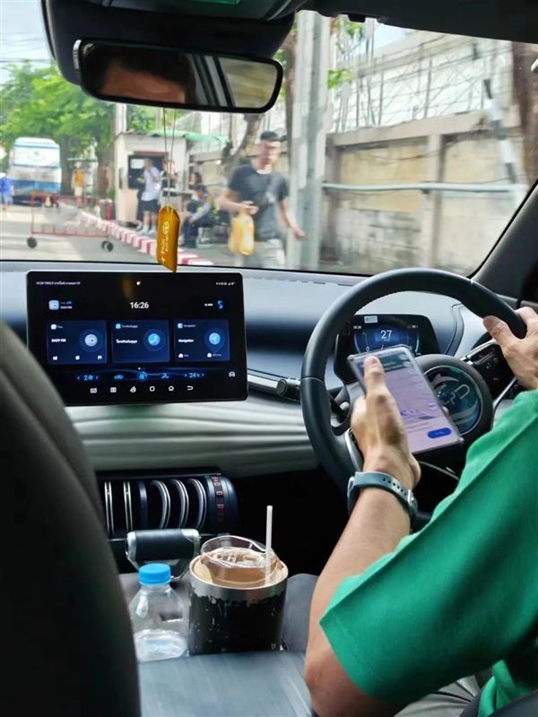 在排氣炸街、廢氣熏天的泰國(guó)：中國(guó)新能源車像個(gè)異類