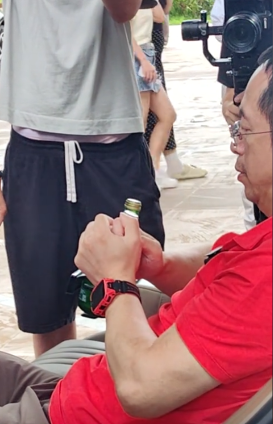 看著都疼！周鴻祎親測國產(chǎn)車防夾手功能：結果翻車