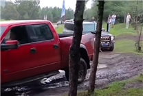 男子開福特猛禽救援：一腳油門把捷途旅行者拖進深水坑