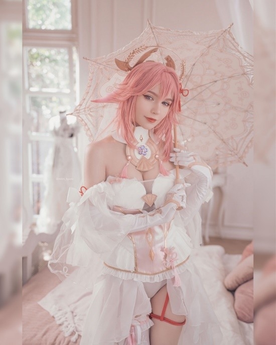 俄妹COS《EVA》葛城美里：酒醉大姐姐熱褲背心吸睛