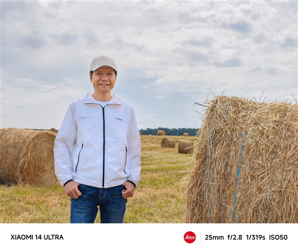 雷軍在巴黎路過草堆時停車拍照：和莫奈名畫里的不一樣