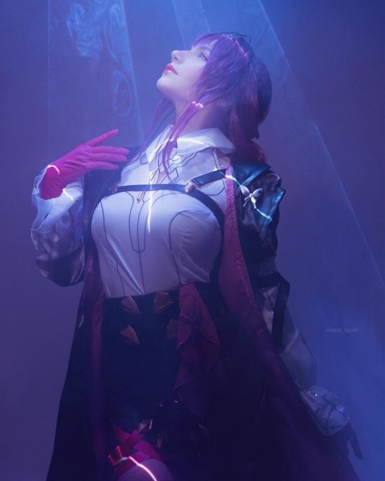 俄妹COS《EVA》葛城美里：酒醉大姐姐熱褲背心吸睛