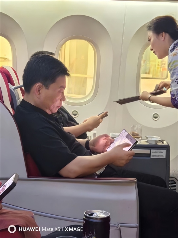 可能是華為貴機(jī)型！余承東用上三折疊屏手機(jī)：售價(jià)要媲美頂配蘋(píng)果16