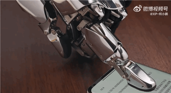 小鵬全新機器手首次亮相！鋼鐵助理幫何小鵬下單小鵬Mona M03