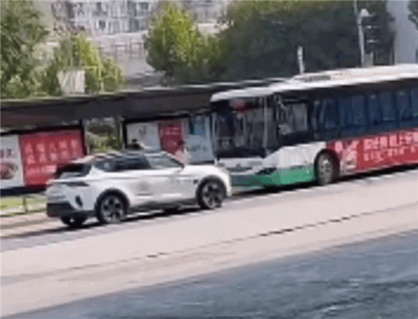 武漢街頭一蘿卜快跑無人車逼著公交車倒車 網(wǎng)友：整頓公交的一天
