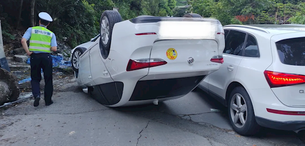 誤將油門當剎車 別克撞墻上演90度倒立秀 實習貼紙亮了