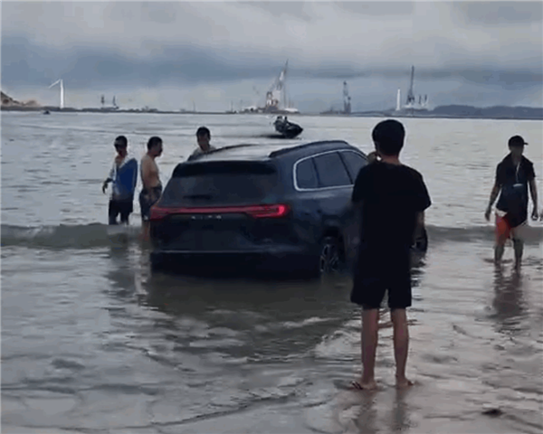 女子把問(wèn)界M7新車(chē)開(kāi)到海灘 結(jié)果陷車(chē)漲潮被淹成泡海車(chē)