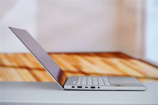 LED光線矩陣吸睛！ROG幻16 Air銳龍AI版圖賞