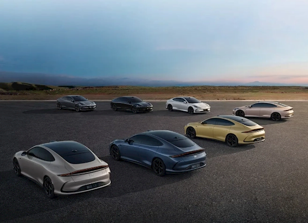 徹底終結(jié)側(cè)方停車大難題！智己汽車橫著開進(jìn)側(cè)方車位