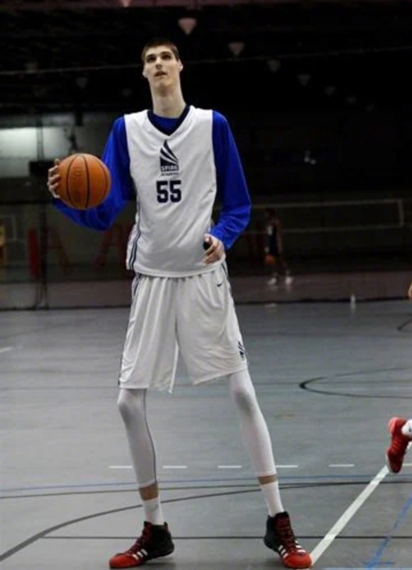 身高2米31的異形演員因太可怕上熱搜！身份揭秘：世界上最高的籃球球員