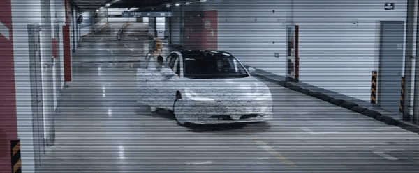 徹底終結(jié)側(cè)方停車大難題！智己汽車橫著開進(jìn)側(cè)方車位