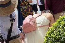 被游客擠爆：女子在上海迪士尼上廁所超時崩潰大哭 網(wǎng)友吐槽有那么好玩嗎